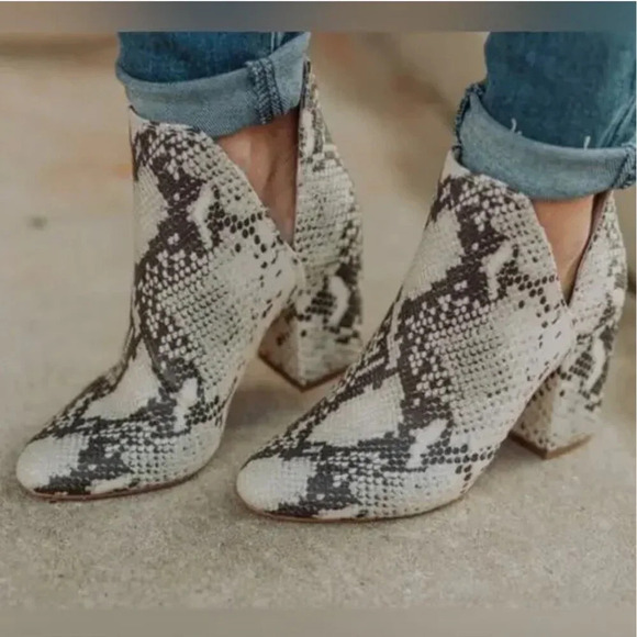 Steve Madden Rookie Bootie High Heeled Ankle Boots Natural Vegan Snake Print 9 - Picture 8 of 11